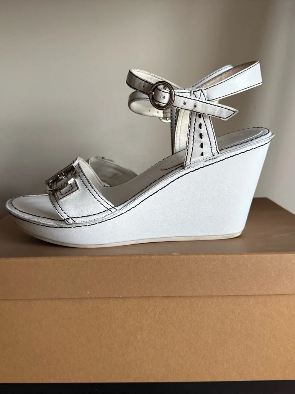 Company Ellen Tracy White Leather Wedge Sandals | Size 7 | Buckle Accent
